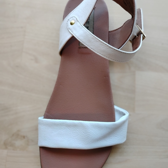 Steve Madden Size 6 Daelyn Faux Leather Sandals - Picture 6 of 9